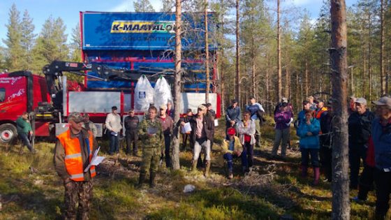 Tiimiesimies Erkki Rytilahti Siikalakeuden metsänhoitoyhdistyksestä kertomassa metsänlannoituskohteesta retkeläisille.
