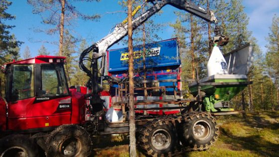 Metsälannoitteet siirtyvät tehokkaasti K-Maatalouden kuljetuksesta Veljekset Knuuttilan levitysyksikköön.