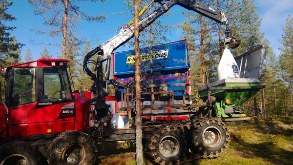 Metsälannoitteet siirtyvät tehokkaasti K-Maatalouden kuljetuksesta Veljekset Knuuttilan levitysyksikköön.