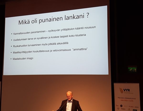 Reijo Karhinen esitteli tilaisuudessa tärkeimpiä johtopäätöksiä raportistaan.