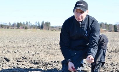 Huhtikuun puolivälissä kemiöläinen pelto alkoi olla valmiina juurikkaan kylvölle. Mika Lehtinen on tyytyväinen maan rakenteeseen, joka on hyötynyt vuoroviljelystä kuminan, rukiin ja juurikkaan kanssa. 