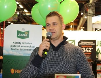 Jaakko Perttu kertoi viljelytoimenpiteistään Ascra Xpro -satokisan palkintojenjakotilaisuudessa Helsingin MaatalousKonemessuilla.