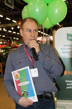 Kari Alasaari kertoi viljelymenetelmistään Ascra Xpro -satokisan palkintojenjakotilaisuudessa Helsingin MaatalousKonemessuilla.