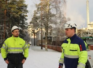 Säkylän tehtaan tuotantopäällikkö Veli-Pekka Salonen ja Sucroksen viljelykonsulentti Petri Suvanto esittelivät tehdasta ja sen toimintaa oppilaille. 
