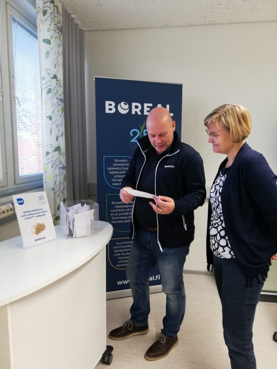 Borealin koetoimintapäällikkö ja vehnänjalostaja Mika Hyövelä nosti arvontalaatikosta voittajakupongin, ja jalostusjohtaja Merja Veteläinen tarkisti voittajan tiedot.