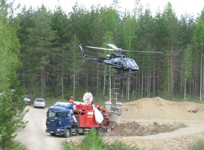 Helikopteri lähdössä levitykseen, levittimessä 800 kg YaraBela Metsänsalpietaria. Levityskaistan leveys on 30 metriä.
