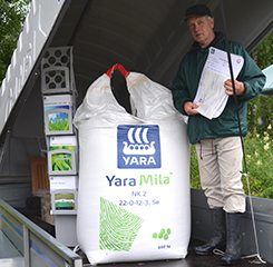 Yaralta Simo Ylä-Uotila esitteli nurmelle sopivia lannoitteita.